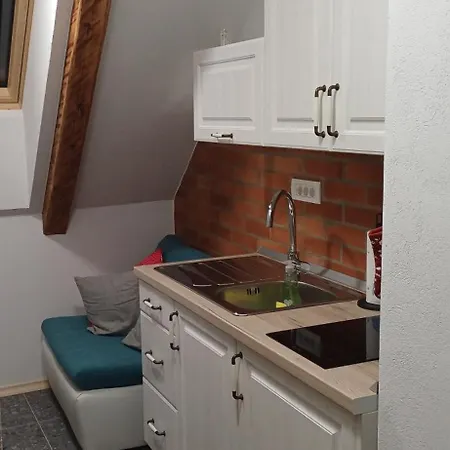 Hisa Margit, Apartma *