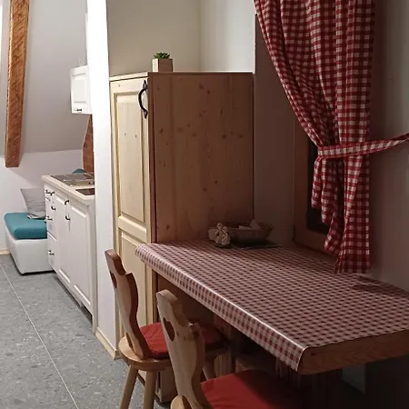 Hisa Margit, Apartma *