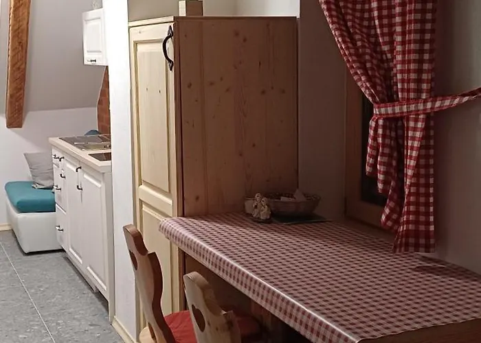 Hisa Margit, Apartma *